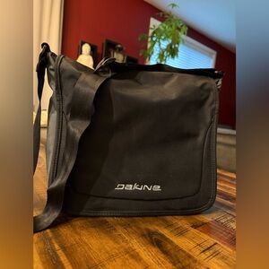 Dakine messenger bag. Adjustable strap. Black Grey. Multiple pockets for storage
